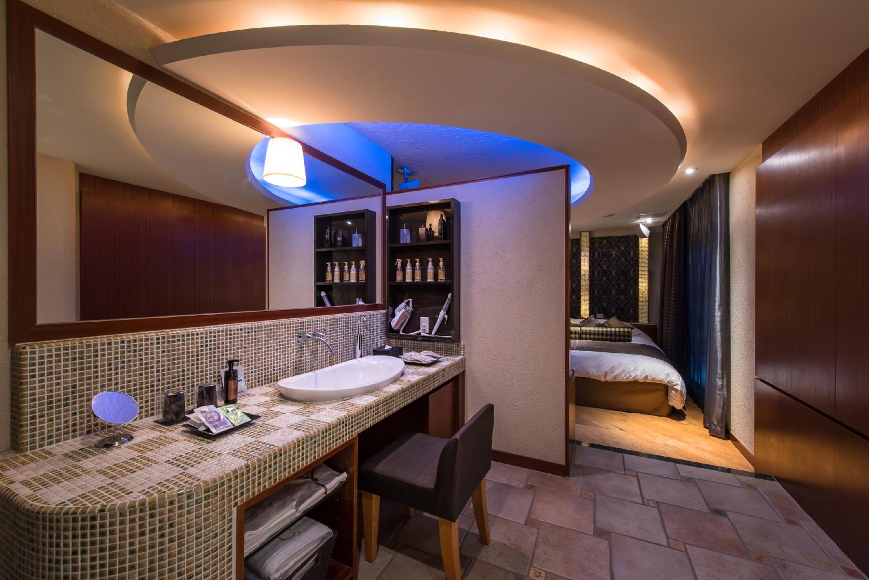 Hotel C. Chiba Shiroi 56/58
