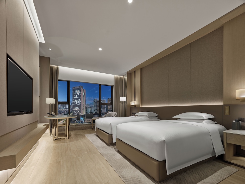 STUDIO, TWIN BEDS, CITY VIEW