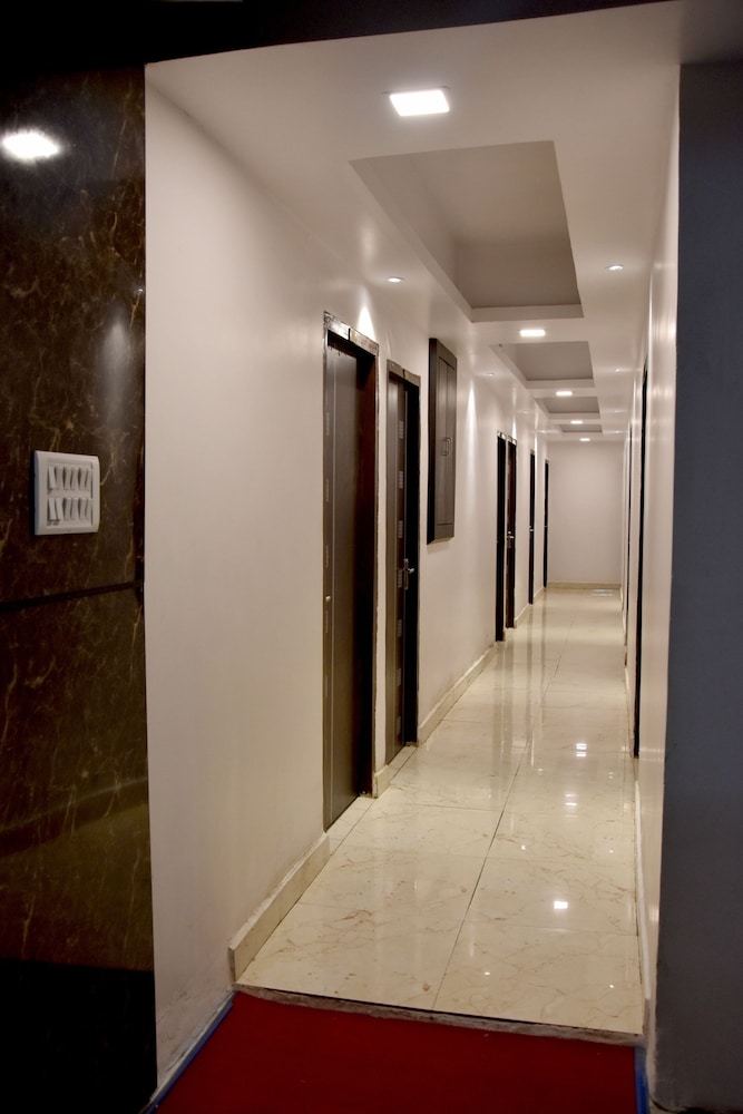 Oyo 9193 Hotel Maple 15/20