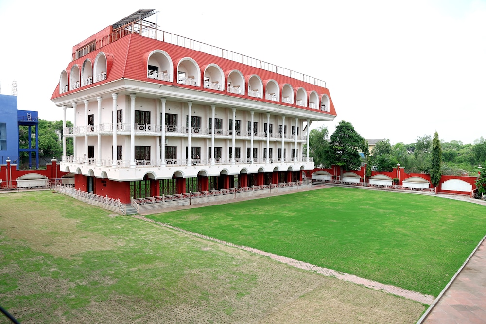 AURANGABAD GYMKHANA CLUB. 66/69