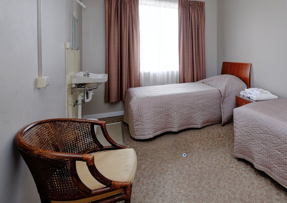 Lakes and Ocean Hotel Forster 25/40