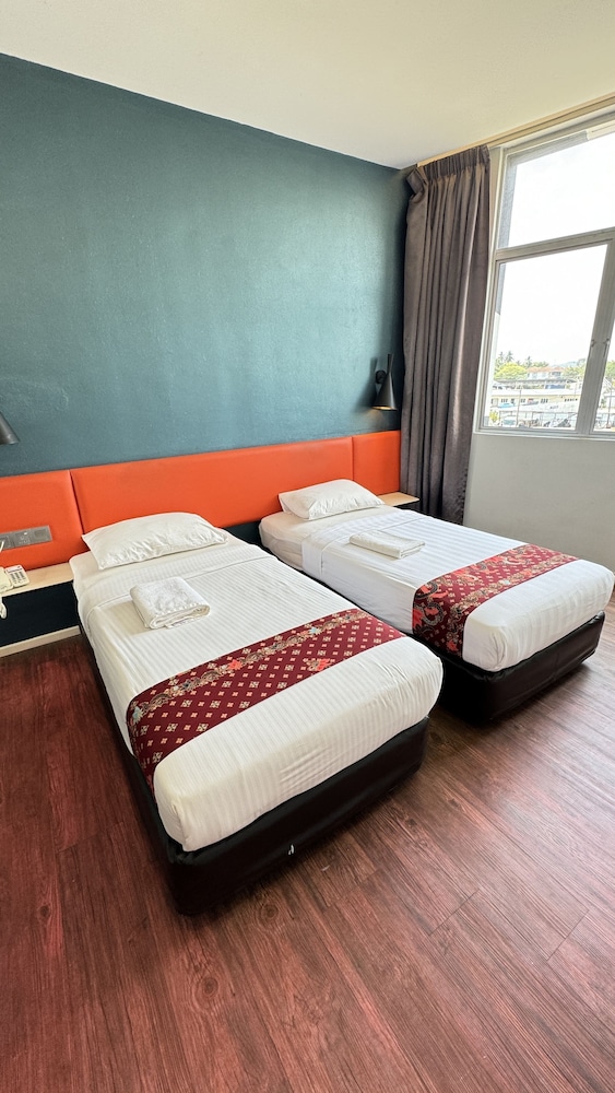 DELUXE, TWIN BEDS