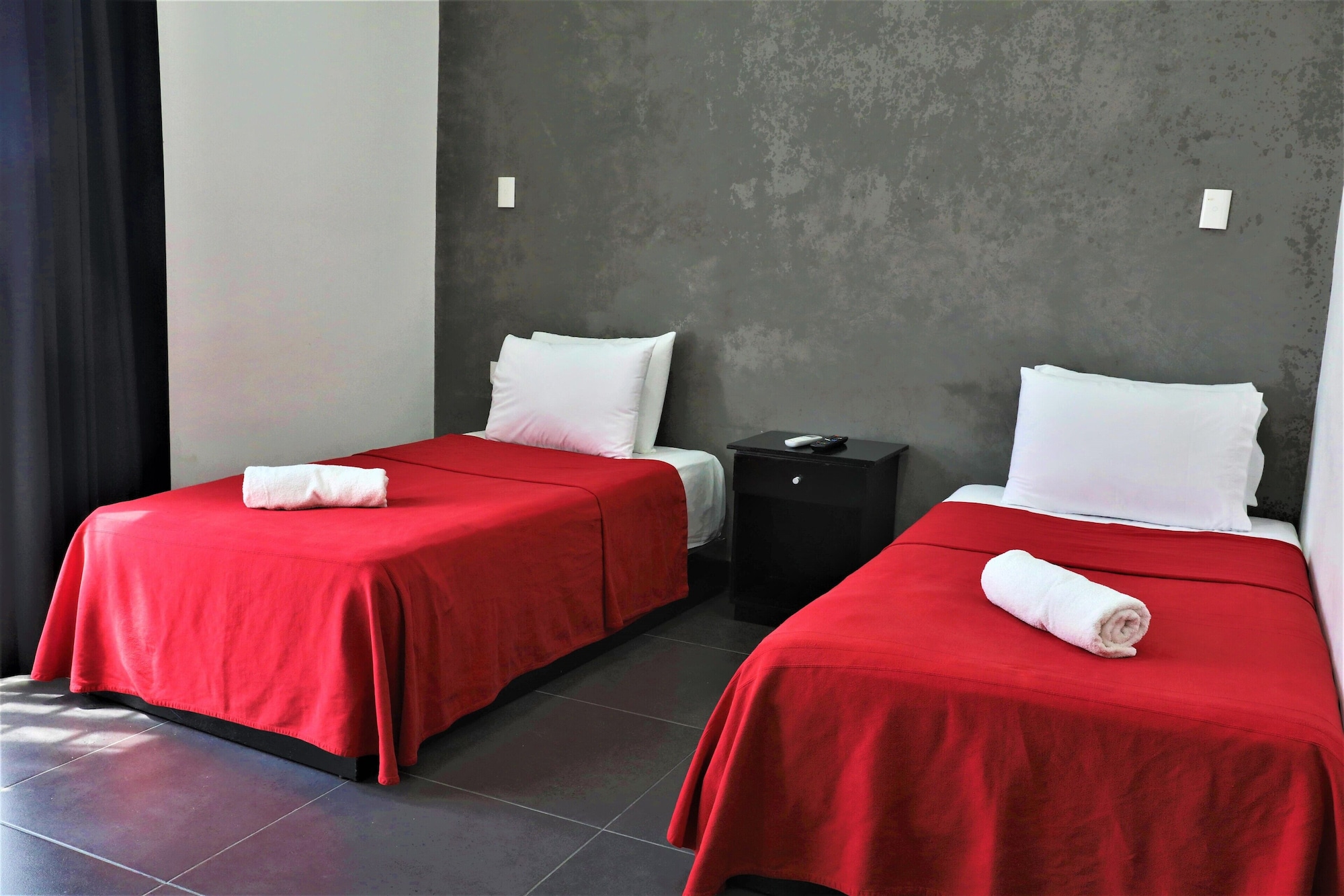DELUXE, TWIN BEDS