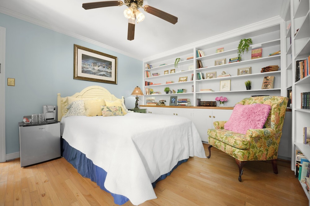 Colonial Gardens Bed & Breakfast 10/43
