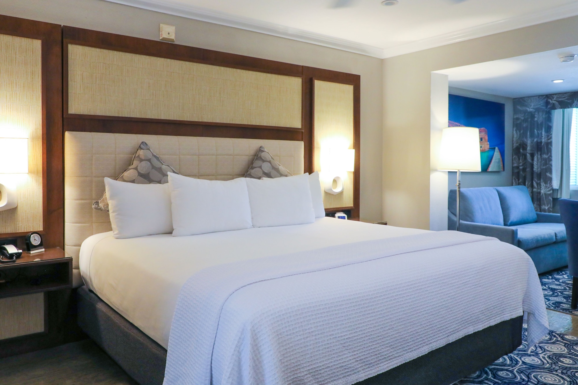 SUITE, KING BED, SOFA