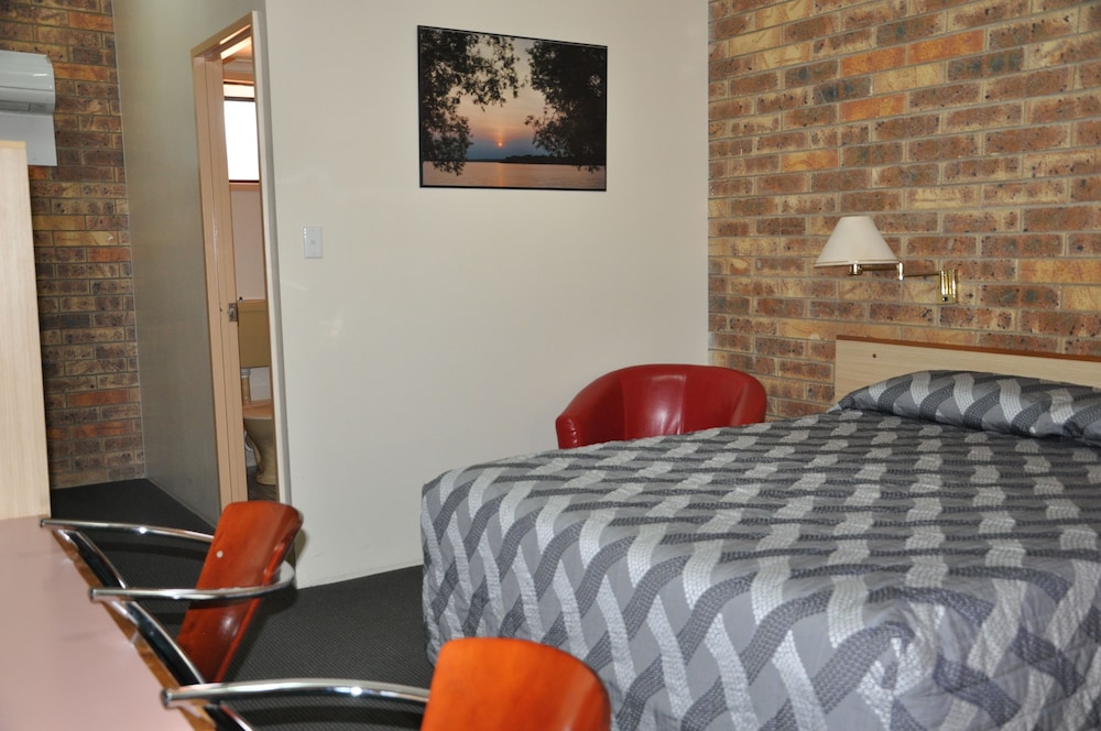 LONGREACH MOTOR INN 8/38