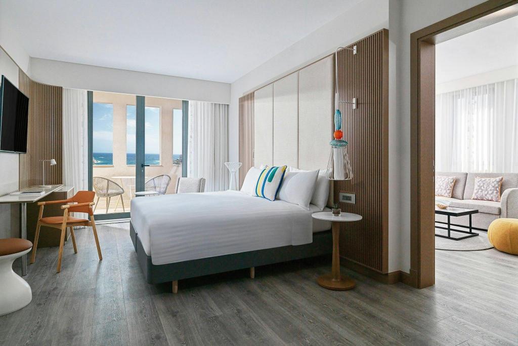 Suite, King Bed, Sea Front, Sofa, Club Lounge Access, Next to Elevator, Corner