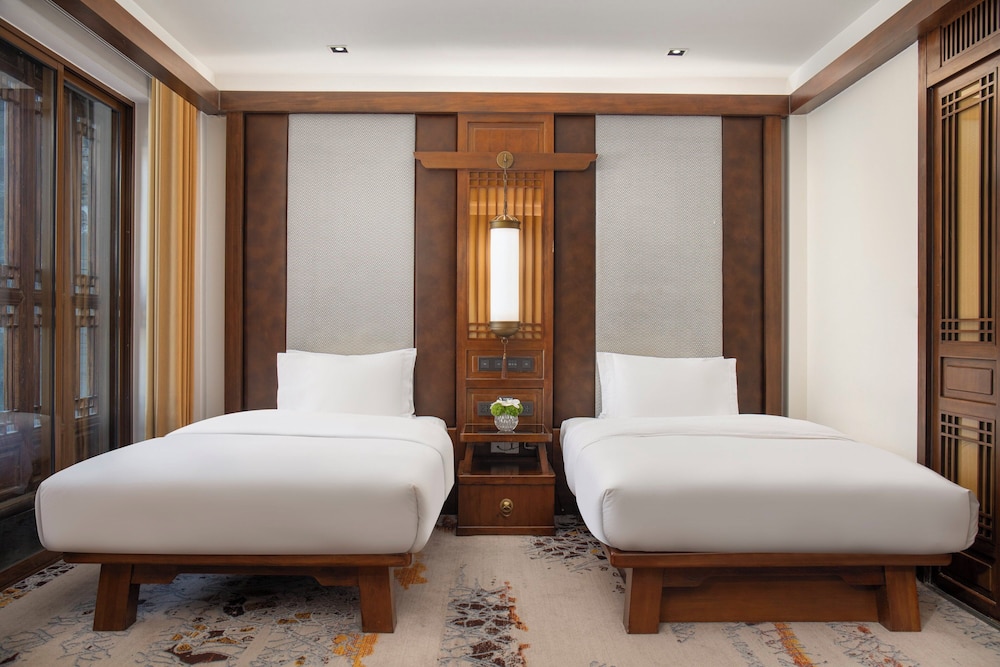غرفة كلاسيكية بسريرين منفصلين بإطلالة على الحديقة، INTERCONTINENTAL LIJIANG ANCIENT TOWN RESORT 3/6