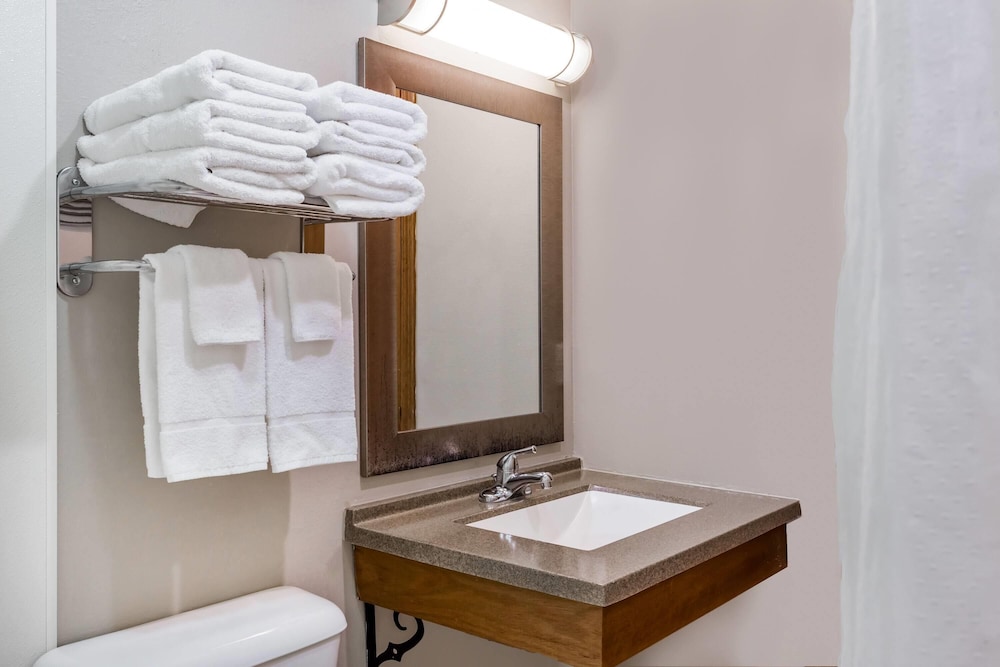 غرفة بسرير كوين لذوي الإعاقة، Baymont Inn and Suites by Wyndham Platteville 10/10