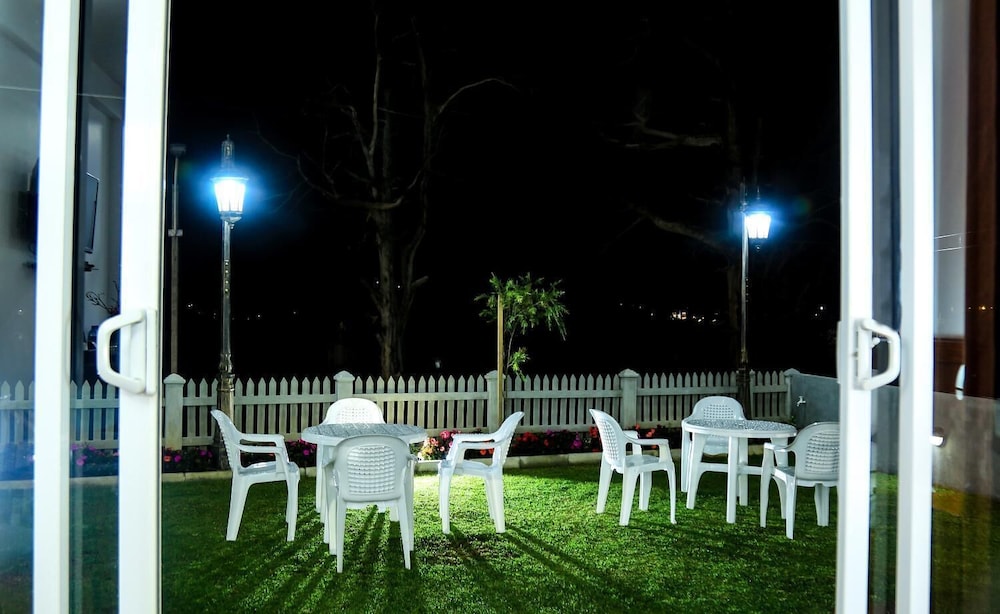 Royal Lake Hotel 30/33