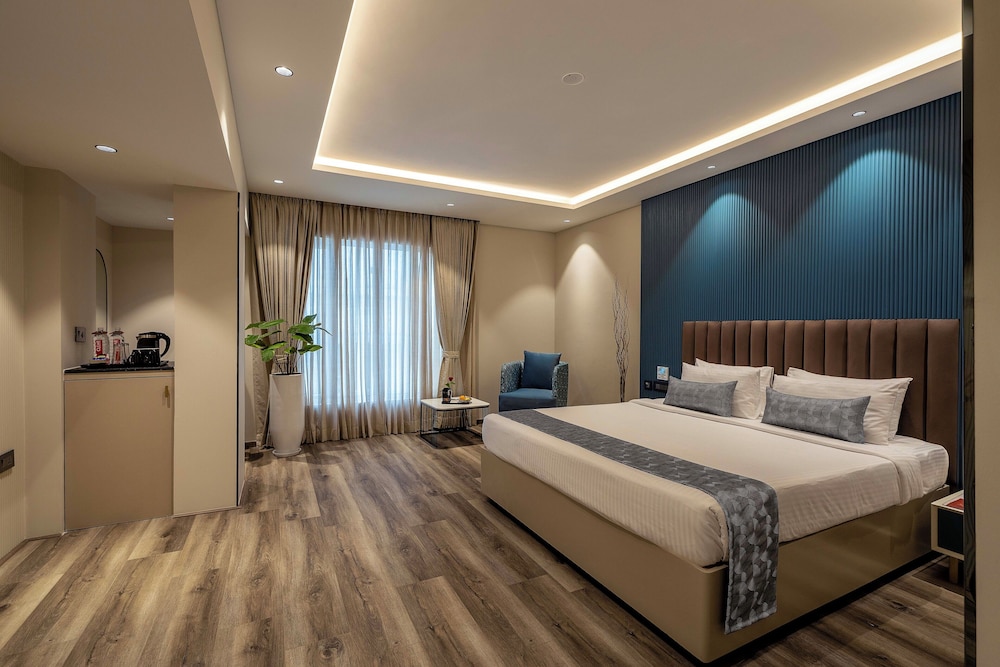 Club, Executive, King Bed, The Citrine 2/4