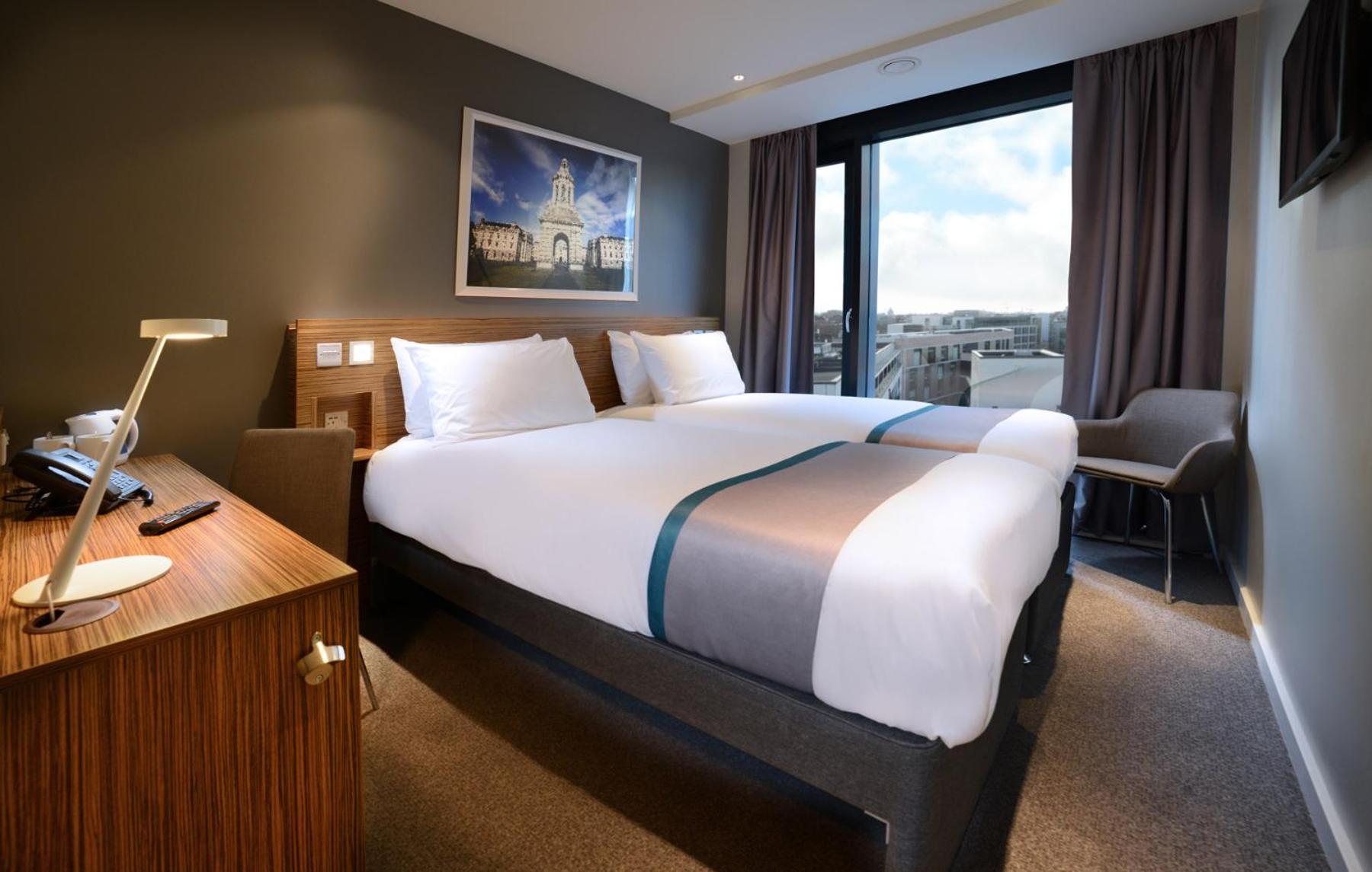 ROOM, TWIN BEDS