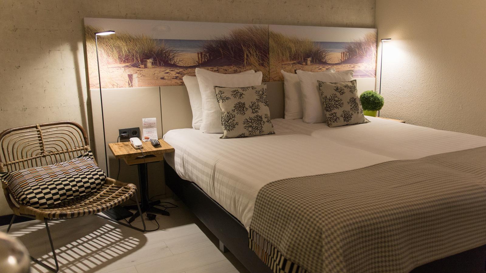 DELUXE, TWIN BEDS