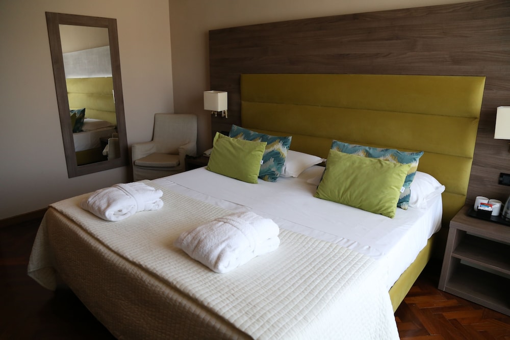 Classic, Queen Bed, Garden View