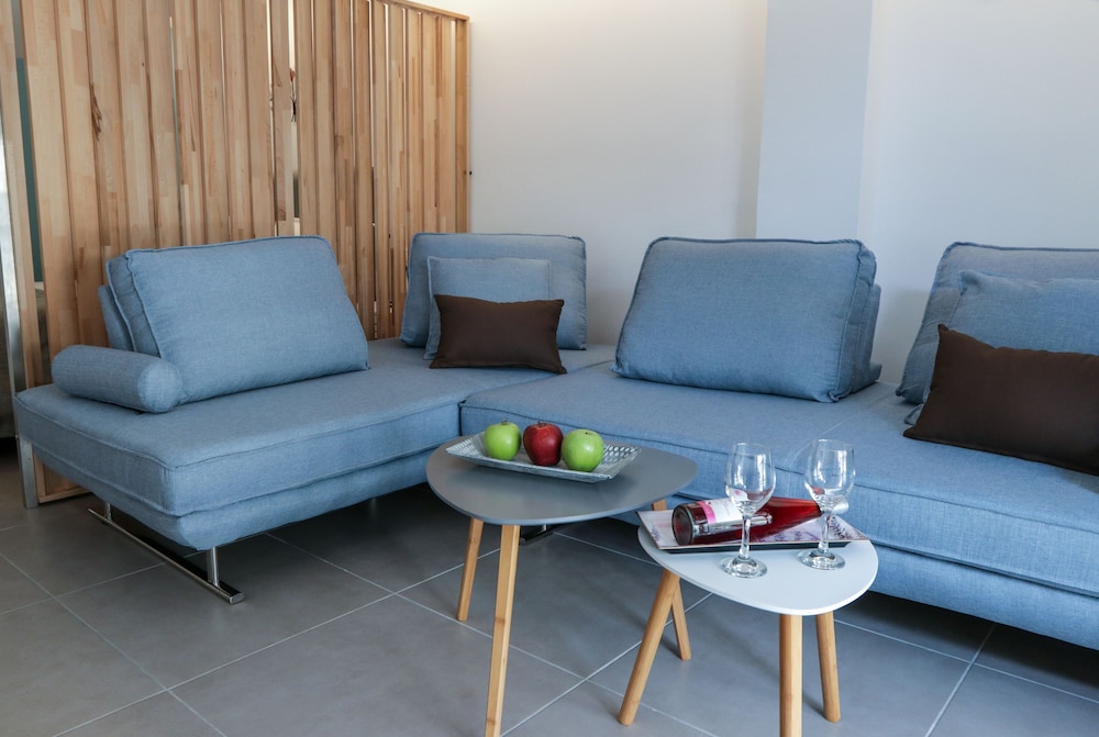 V36 Suites 7/20