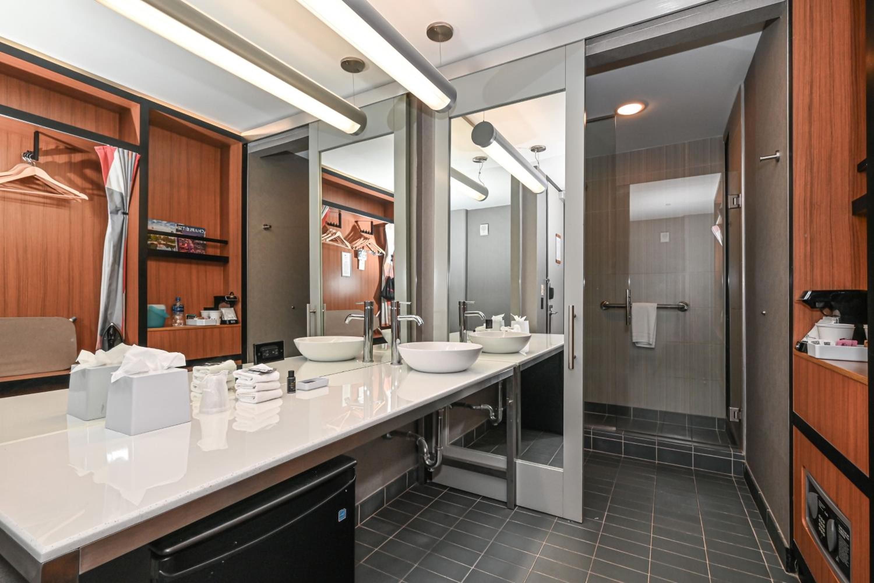 Room, 2 Queen Beds, Bathtub, Accessible, Aloft Charlotte City Center 3/3
