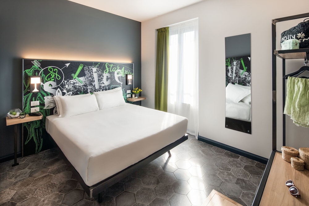 Room, Triple, 1 Queen and 1 Single Bed