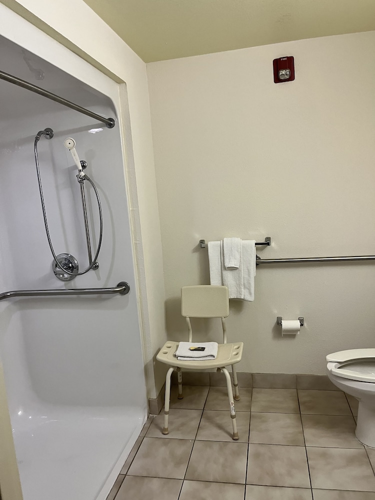 Howard Johnson by Wyndham Clarksville Tennessee 44/45