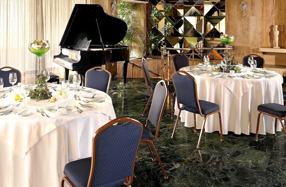 Savoy Hotel 50/66