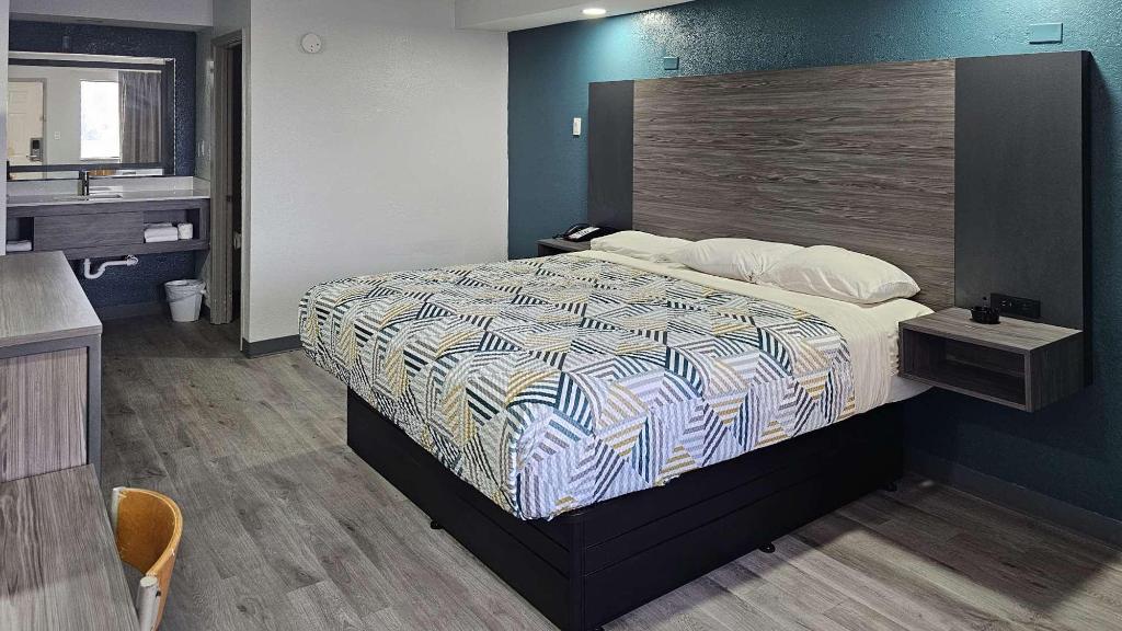 Room, King Bed, Hot Tub, Smoking