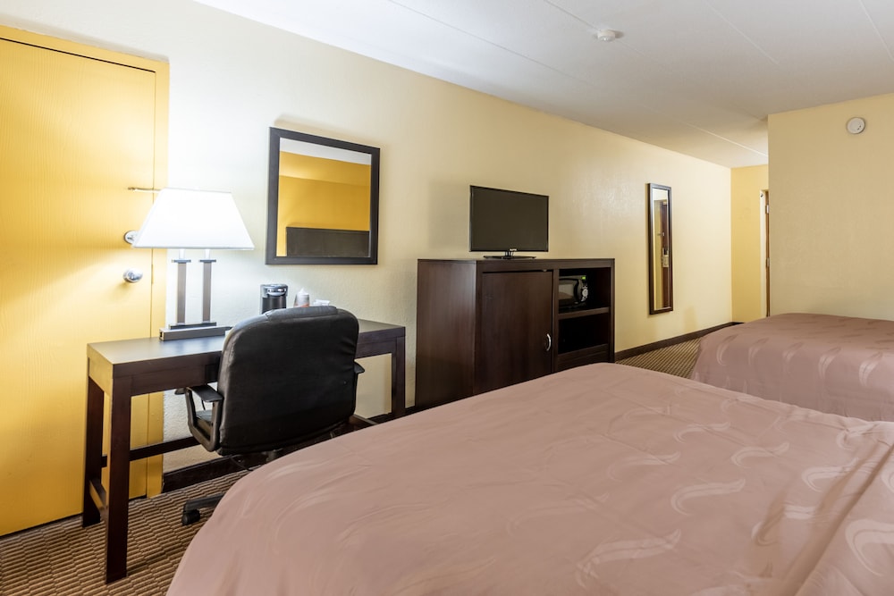 Quality Inn & Suites Cincinnati Uptown Norwood 14/45