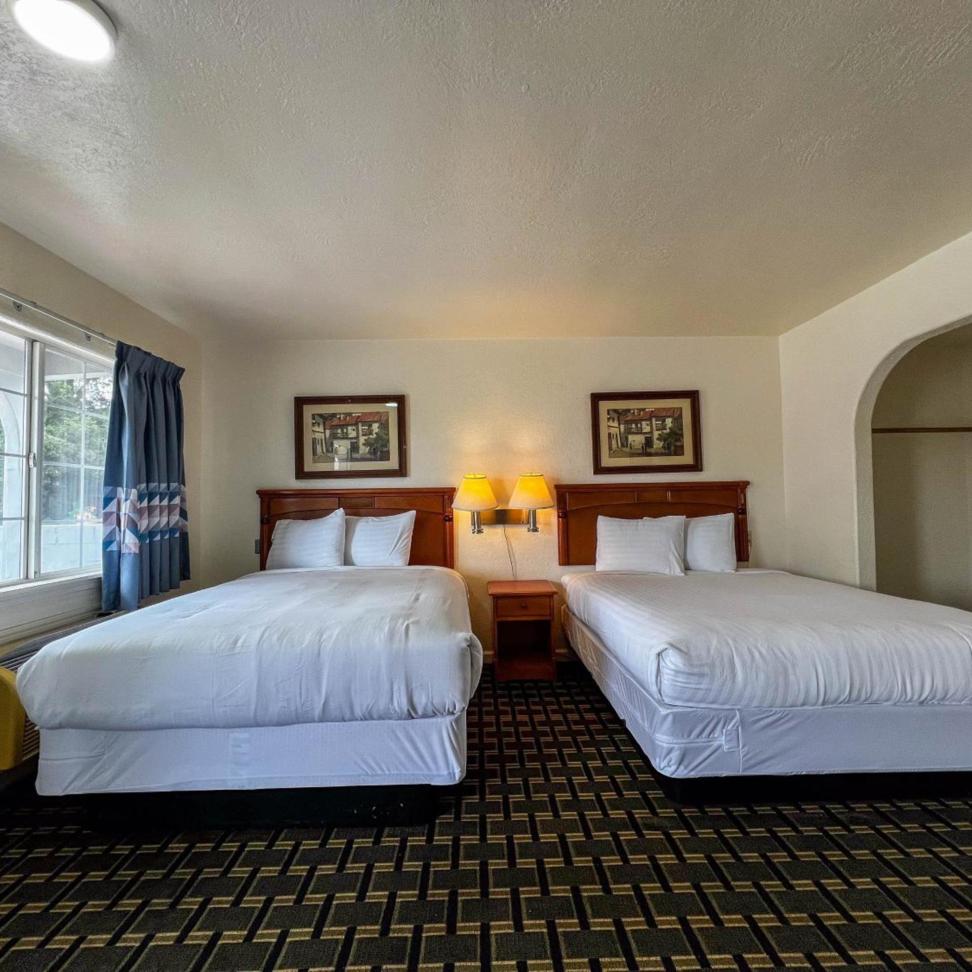 Deluxe Inn 12/25