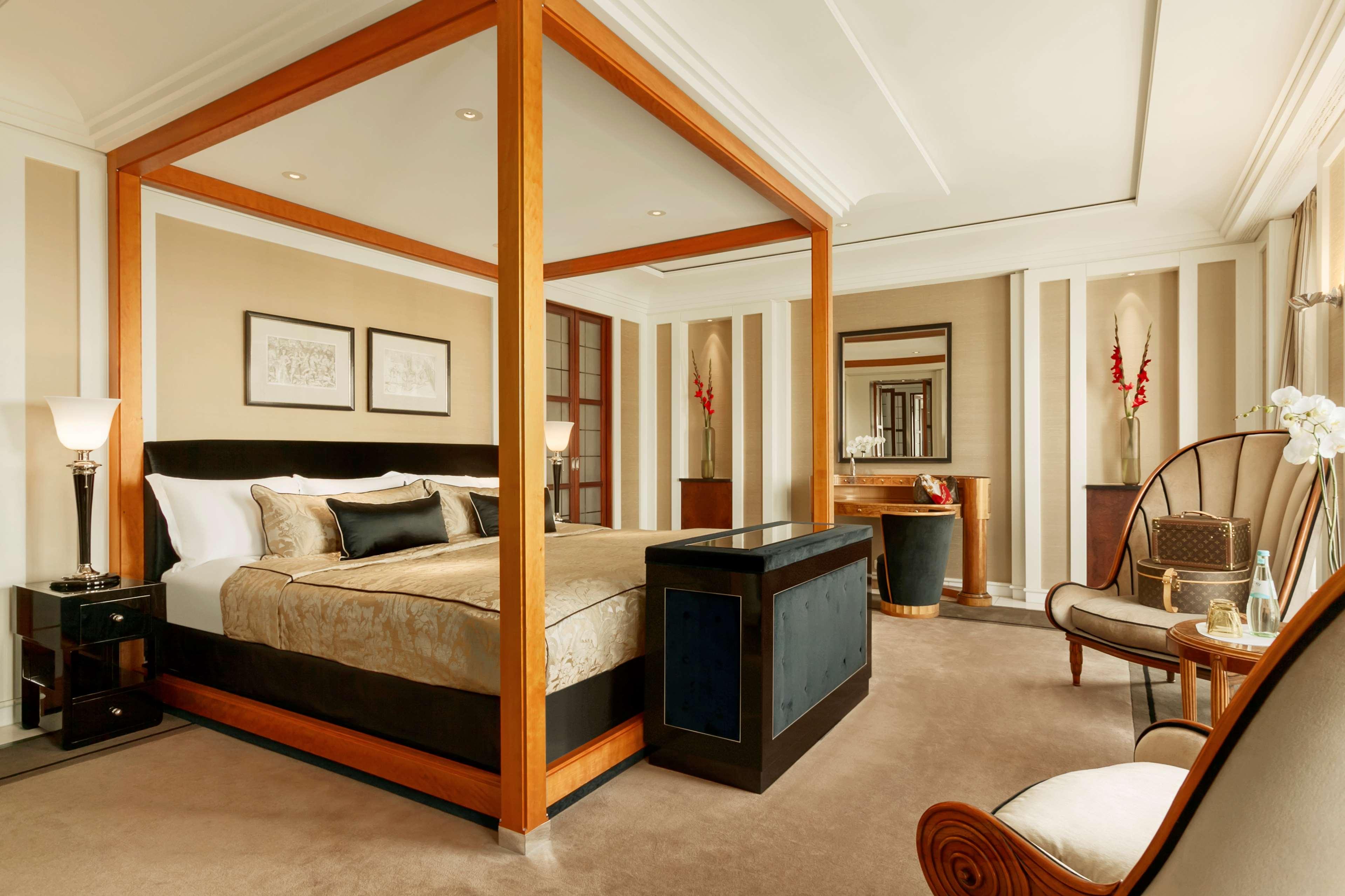 2 Bedrooms, Presidential, Brandenburg Gate, Suite, King or Double Bed, Brandenburg Gate View