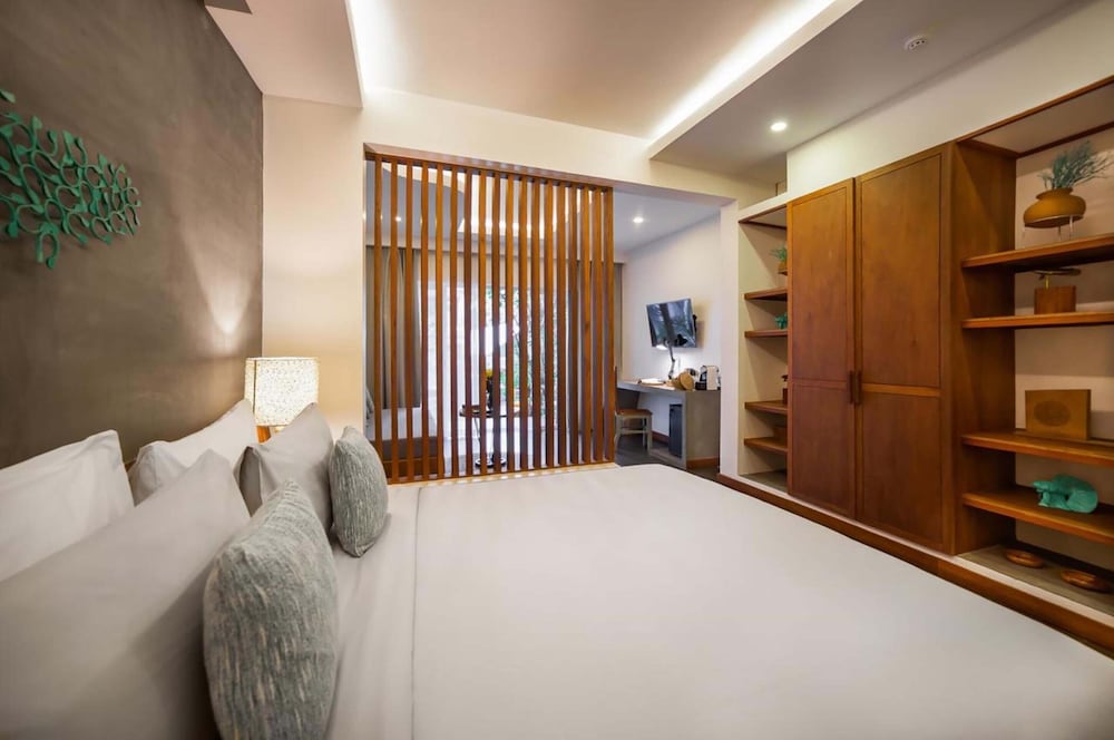 Suite, King Bed, Pool Access