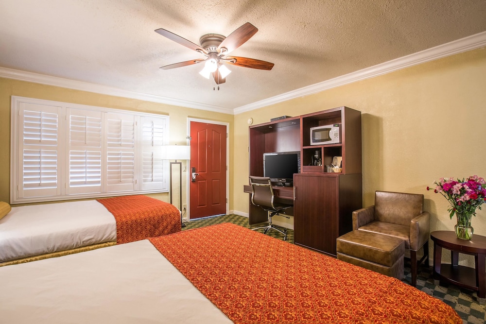 Clarion Collection Hotel Pacific Grove - Monterey 18/30