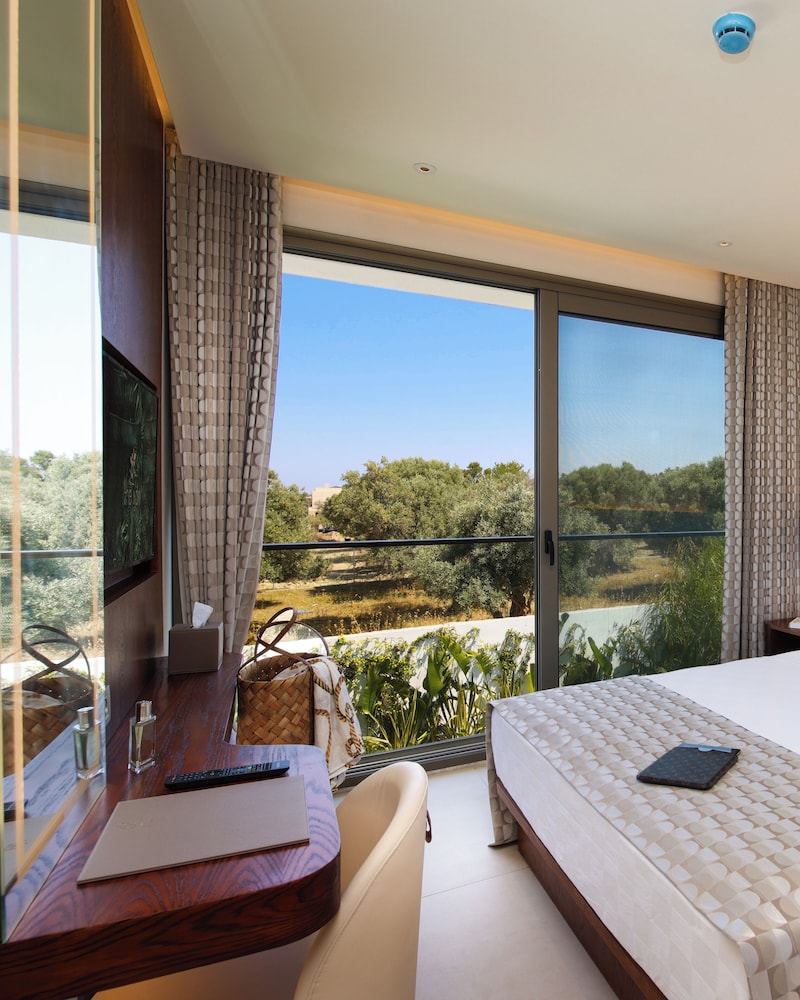 THE XON HOTEL 17/50