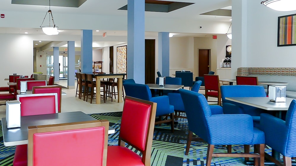Holiday Inn Express and Suites St. Petersburg North (I-275), an IHG Hotel 51/58
