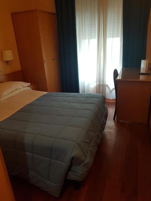 Room, French Bed