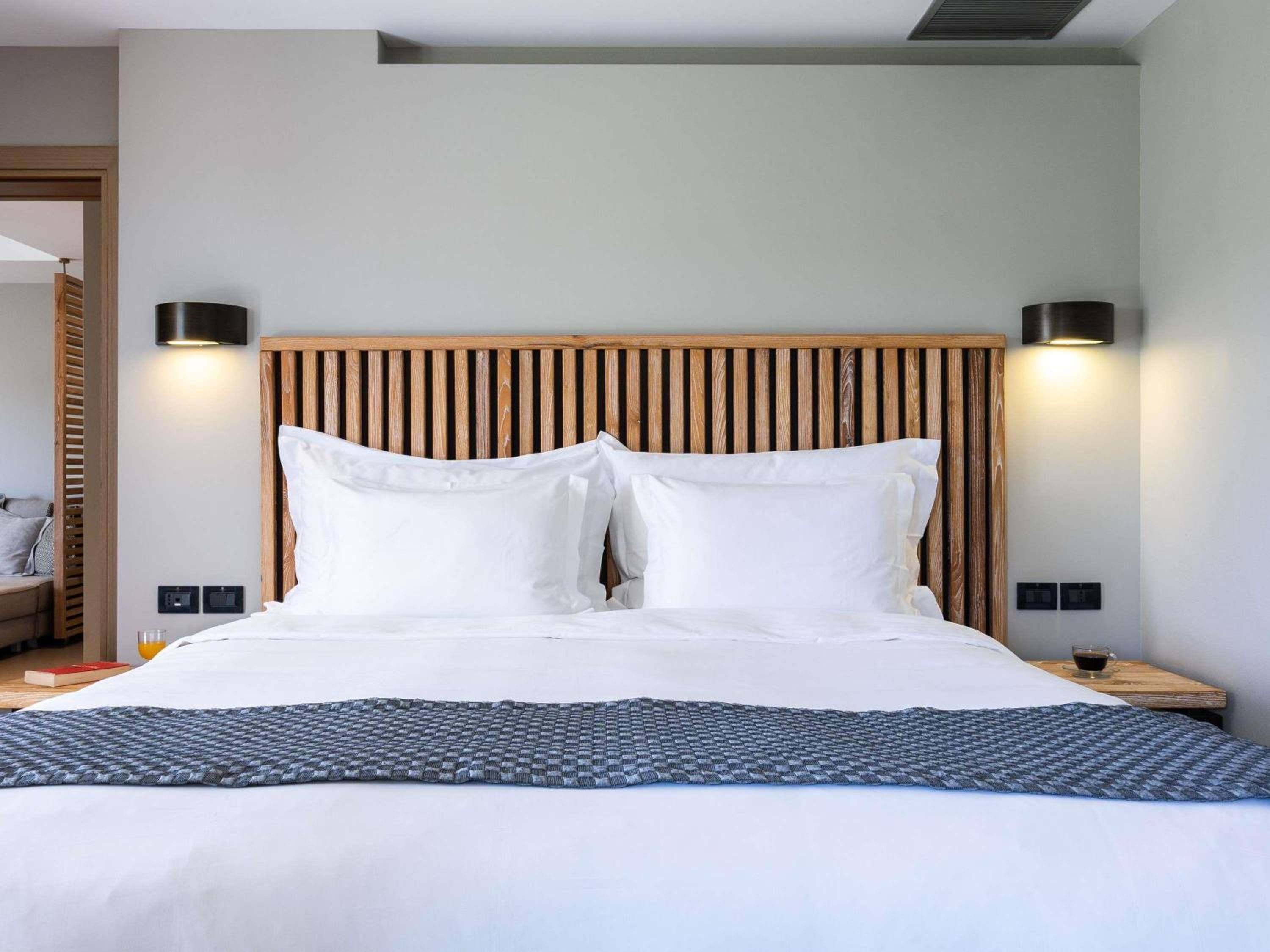 Suite, Garden and Partial Sea View
