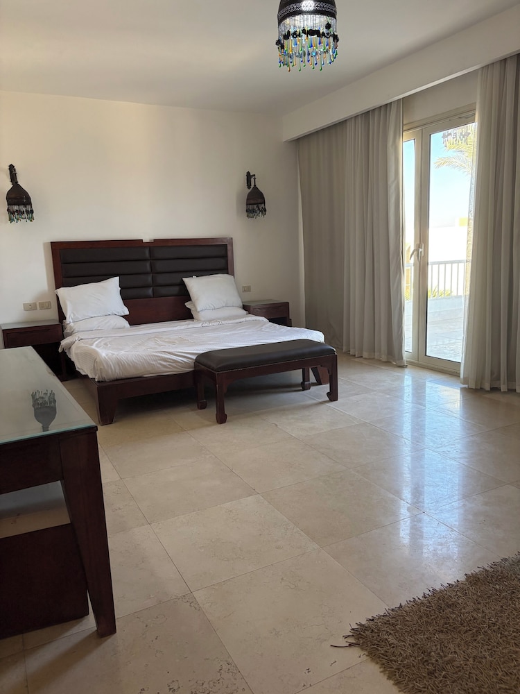 Carlton Luxury Resort 3/26
