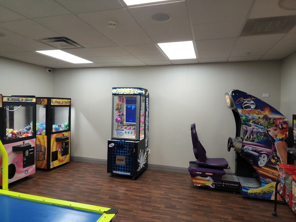 La Quinta Inn and Suites by Wyndham Lake George 40/50