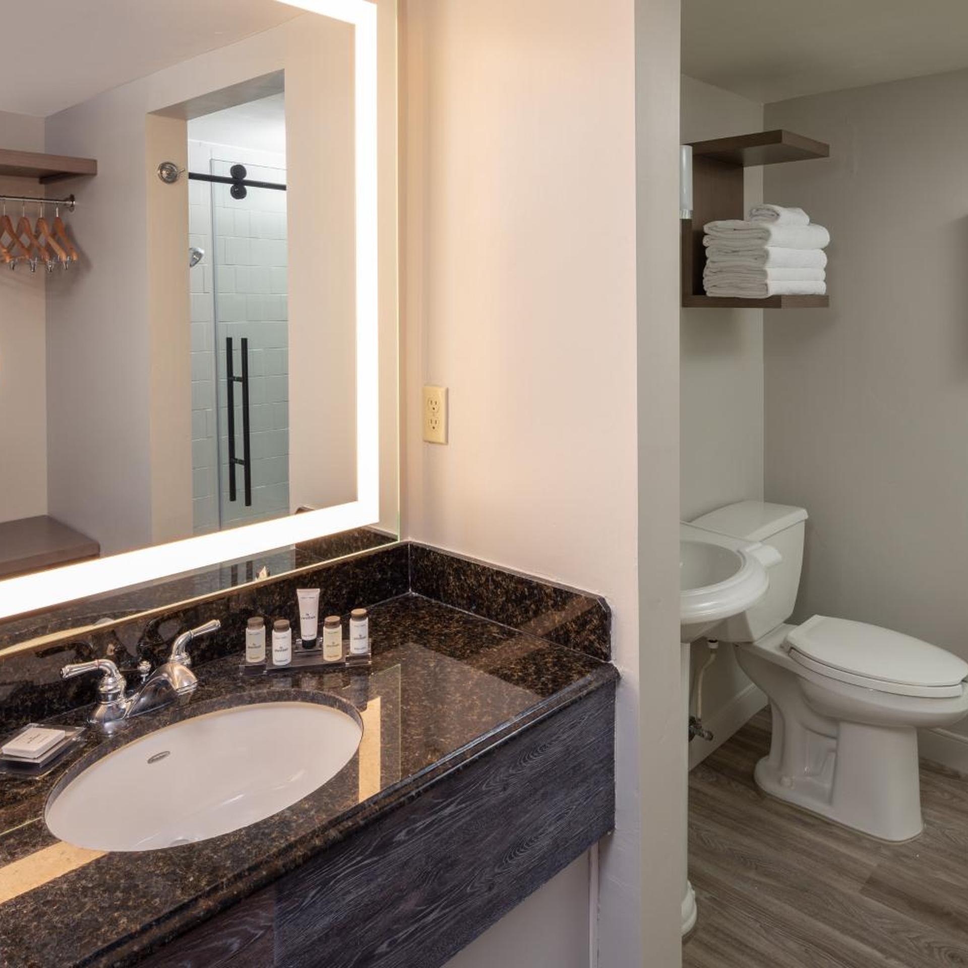 Guest Room, King Bed, Pool View, Pool Access, Ground Floor