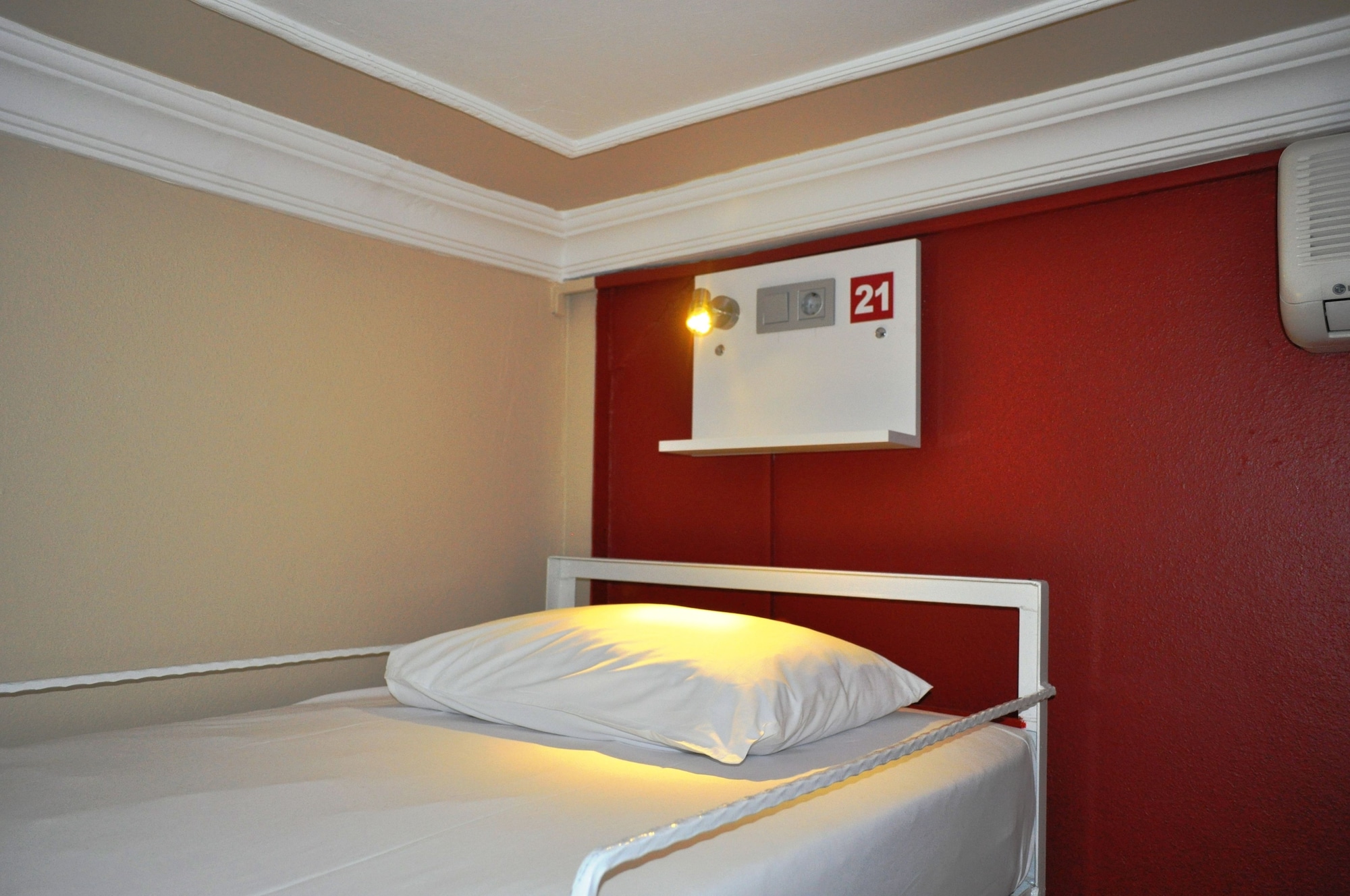 MIXED DORM, BASEMENT, SHARED BATHROOM