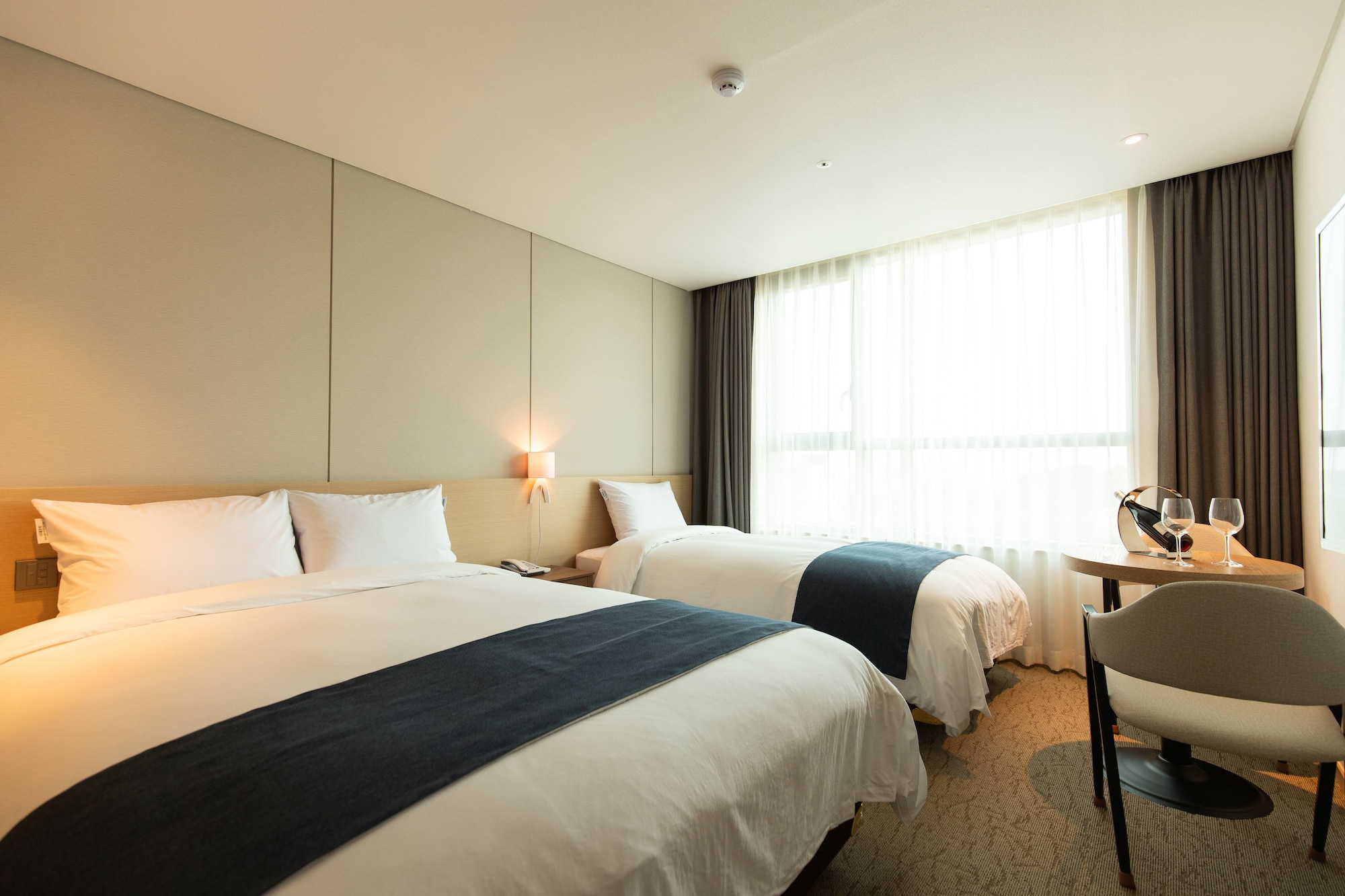 FAMILY, TWIN BEDS