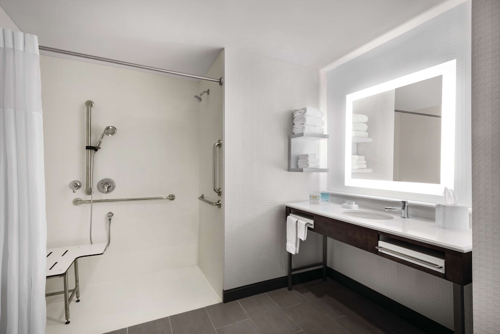 Hampton Inn Brooklyn Park, MN 8/36