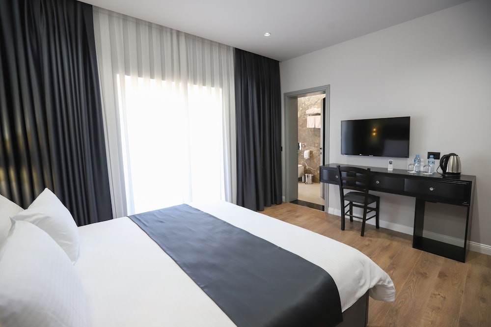 DELUXE, DOUBLE BED, JETTED TUB
