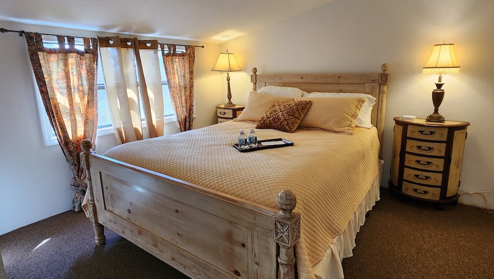 Moonglow, Suite, Queen Bed