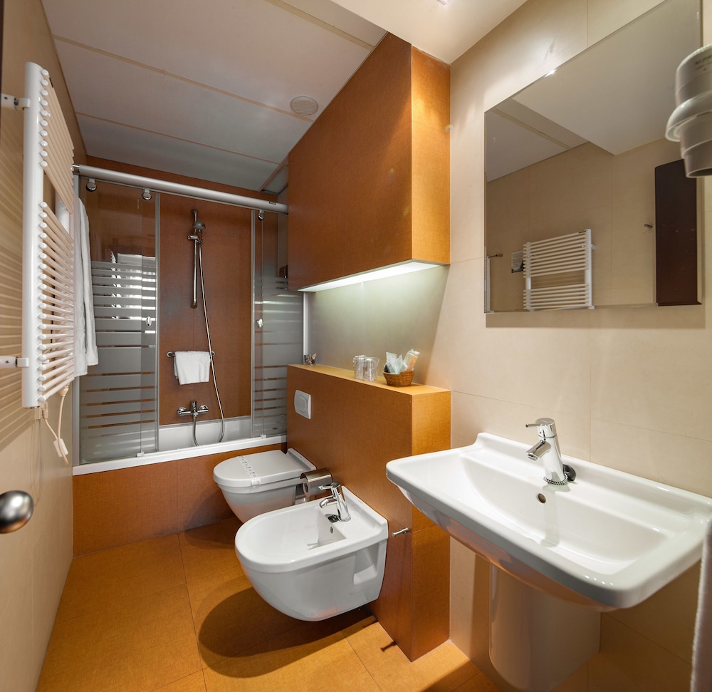 Yoldi Hotel 33/45