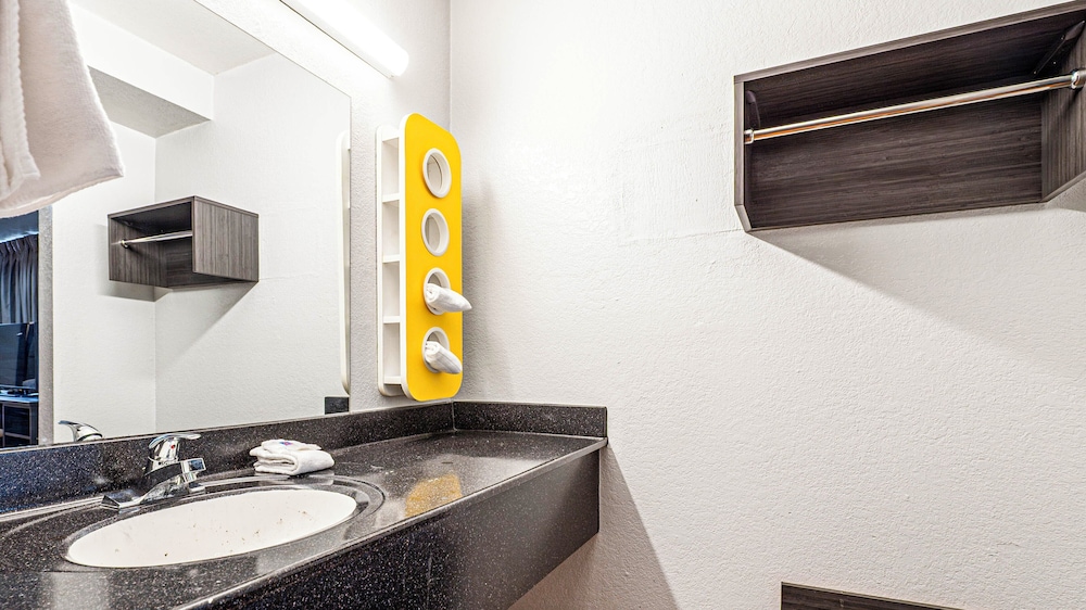 Motel6 Wethersfield, CT - Hartford 55/66