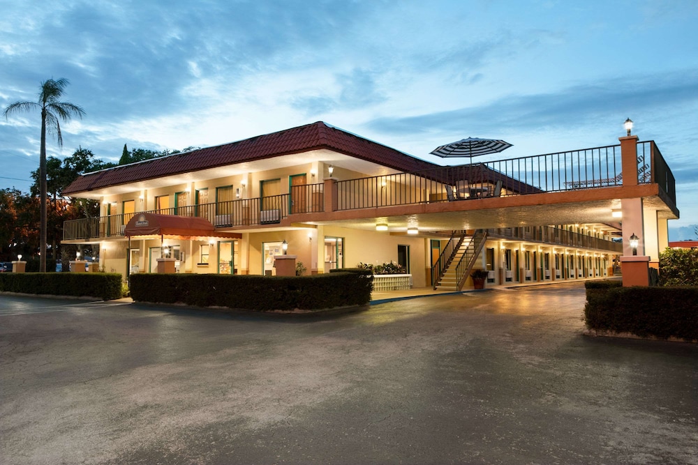 Days Inn by Wyndham Clearwater/Gulf to Bay 5/28