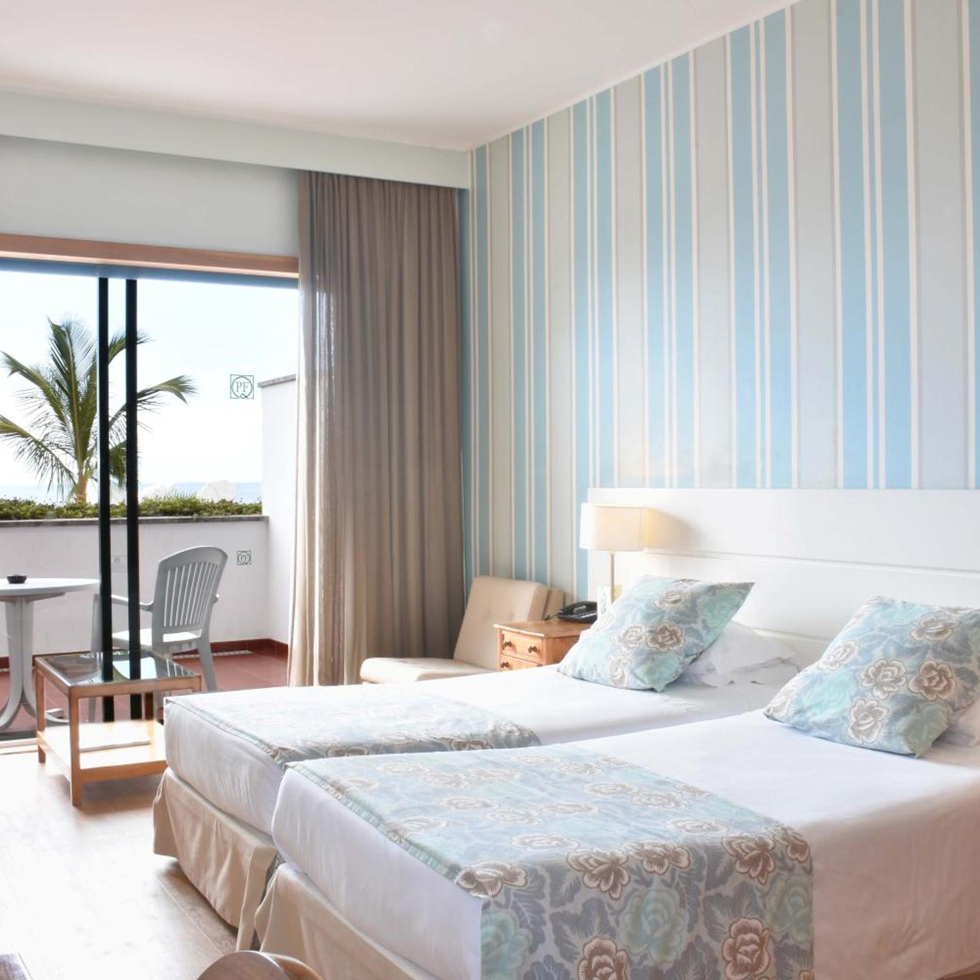 Room, Double or Twin Bed, Pool Side