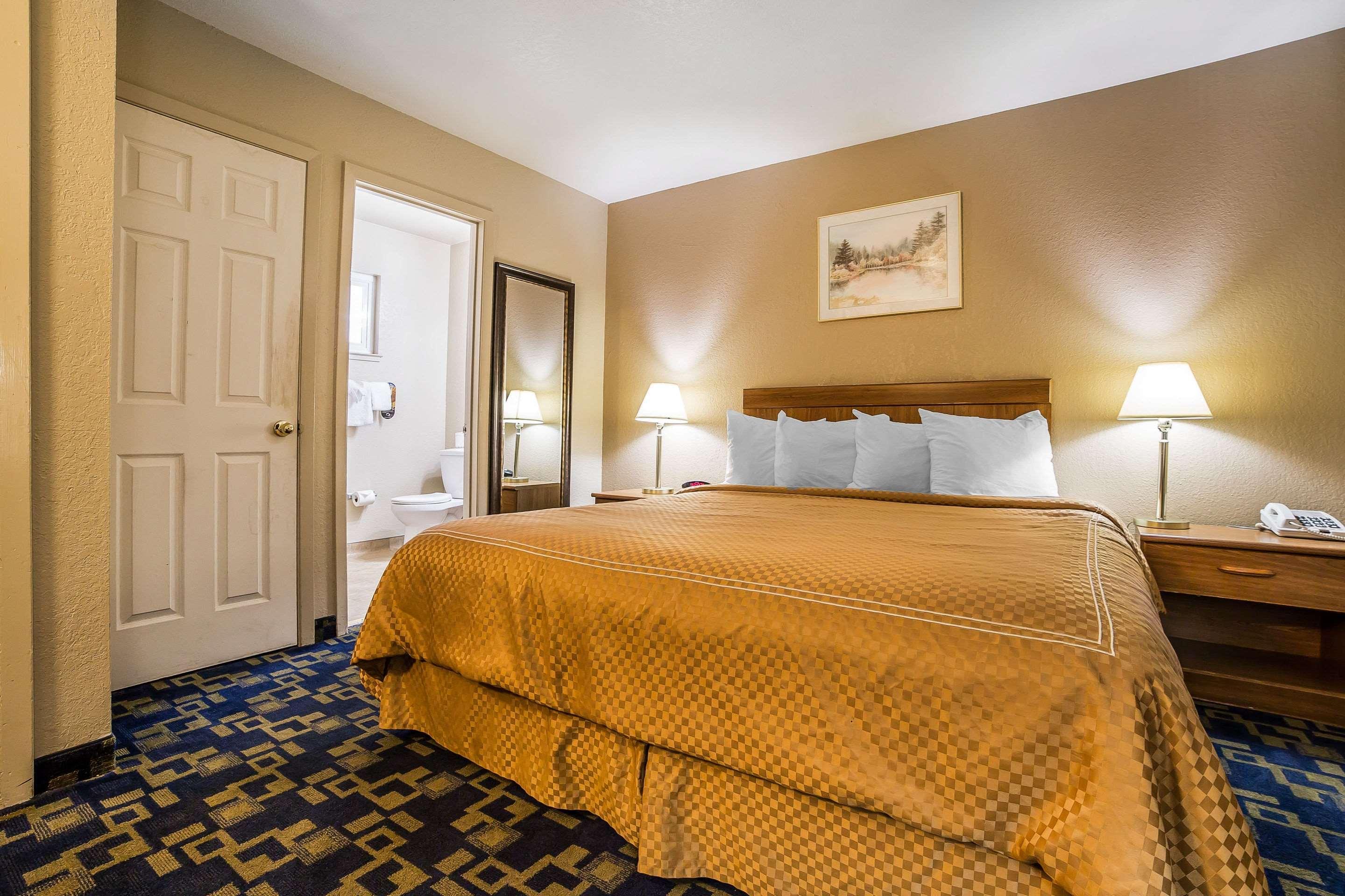 EFFICIENCY, QUEEN BED