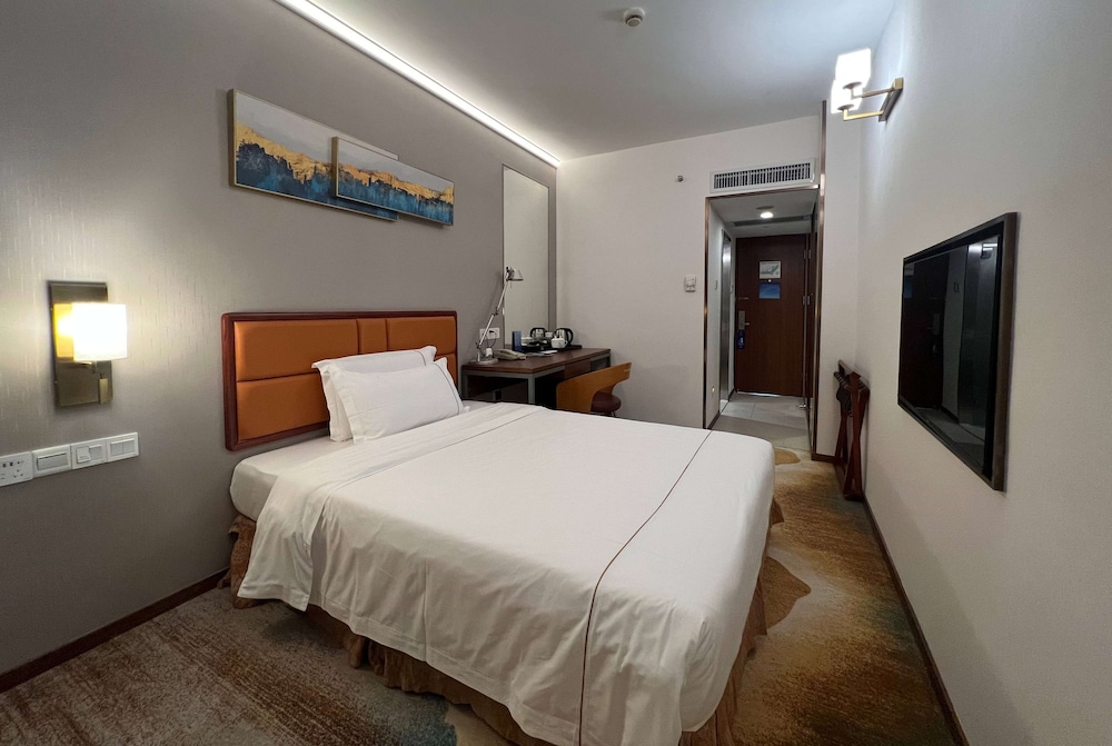 ELEGANT, QUEEN BED