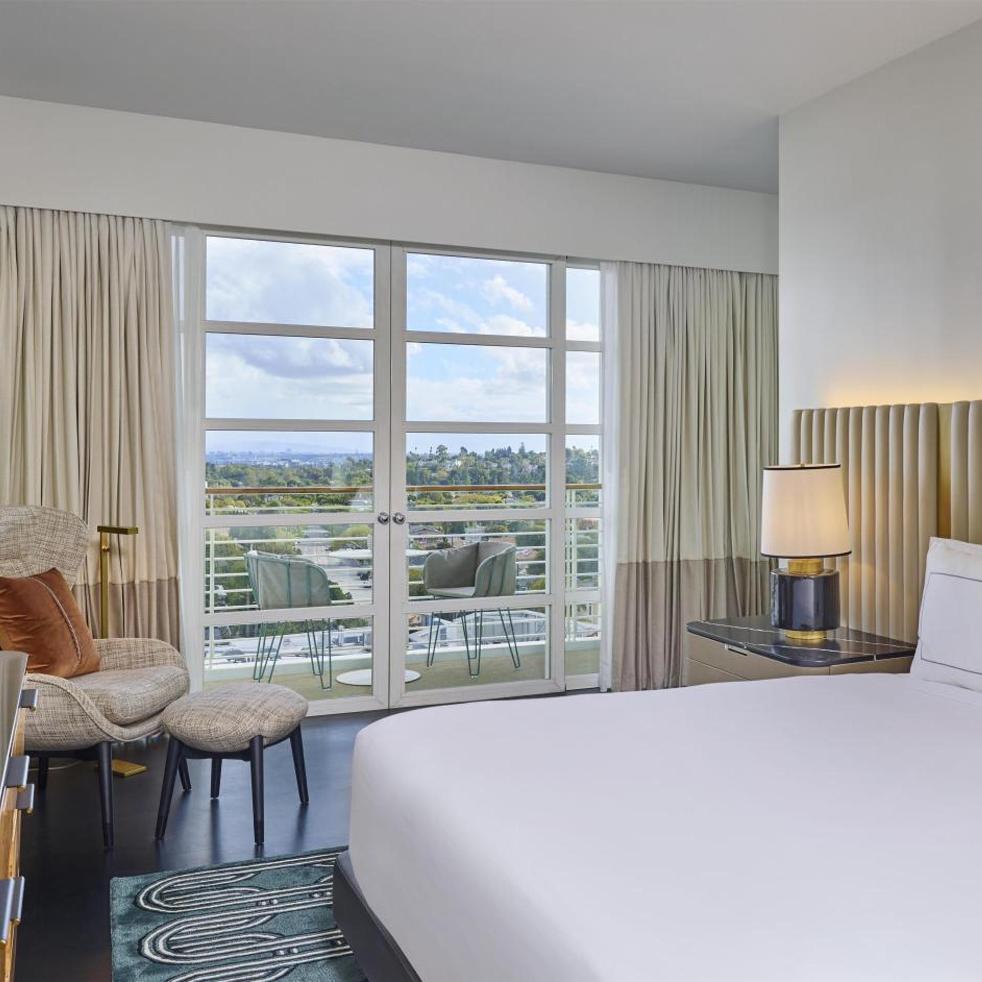 Suite, King Bed, City View