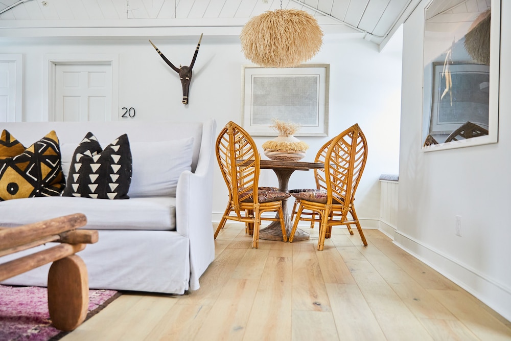 Shelter Harbor Inn 48/72