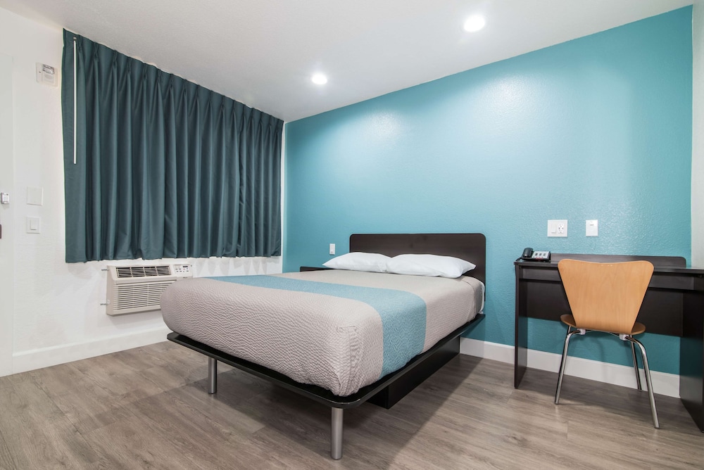 غرفة بسرير كوين للمدخنين، Motel6 Moreno Valley, CA - Perris 2/5